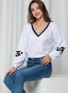 Bluza Adelina alba cu aplicatii tip ie