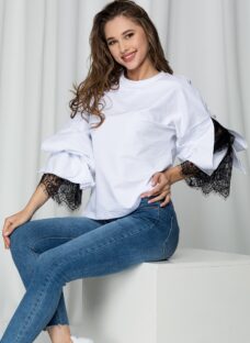 Bluza LaDonna alba din bumbac cu dantela chantilly la baza manecilor
