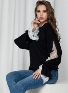 Bluza LaDonna neagra din bumbac cu dantela chantilly la baza manecilor