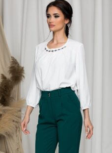 Bluza Ranya alba cu aplicatii la baza gatului