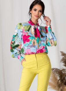 Camasa LaDonna bleu cu imprimeu floral fucsia si guler tip esarfa
