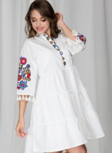 Rochie Anabella alba cu broderie florala si ciucuri la maneci