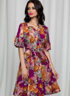 Rochie Elisa mov cu imprimeu floral accesorizata cu nasturi perlati