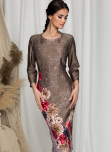Rochie Madi maro cu imprimeu floral multicolor si pliuri la guler si accesoriu metalic
