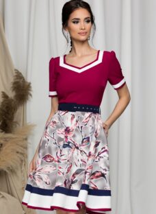 Rochie MBG magenta cu imprimeu floral pe fusta si curea in talie