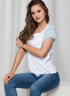 Tricou alb cu pene bleu la maneci