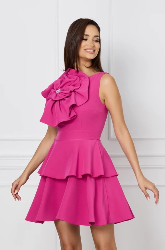 Rochie de ocazie scurta Moze fucsia cu floare maxi pe bust si volane pe fusta